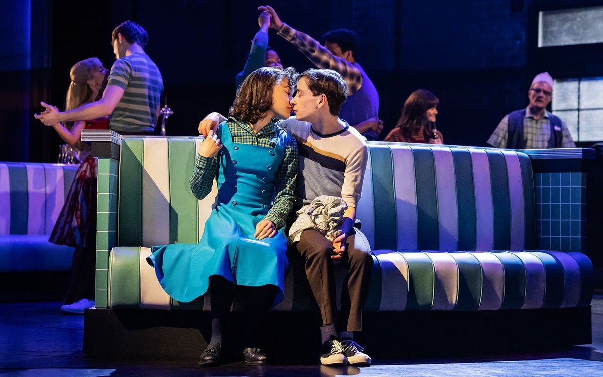 stbrfanclub's tweet image. Nessa cena, Will fala sobre tomar "malted milkshakes" no Melvald's.

O problema? Melvald's não vendia milkshake nos anos 80. Mas vendia nos anos 50, a época do Henry Creel.

😱🤯

#StrangersThings5