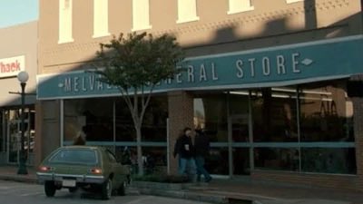 stbrfanclub's tweet image. Nessa cena, Will fala sobre tomar "malted milkshakes" no Melvald's.

O problema? Melvald's não vendia milkshake nos anos 80. Mas vendia nos anos 50, a época do Henry Creel.

😱🤯

#StrangersThings5