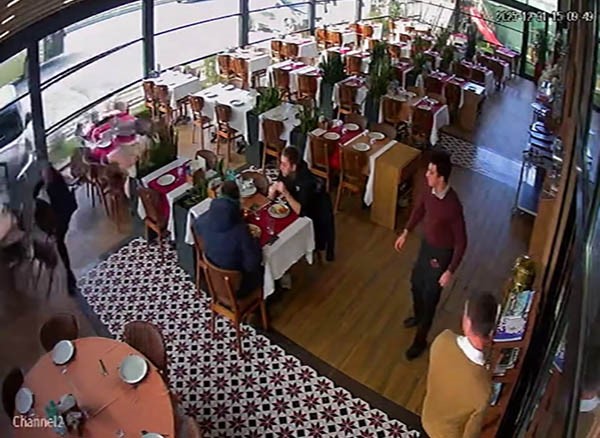 caddemilliyet's tweet image. 🟥Ünlü sanatçı Cahit Berkay, kullandığı araçla restorana daldı

milliyet.com.tr/magazin/unlu-s…

#mogollar #cahitberkay