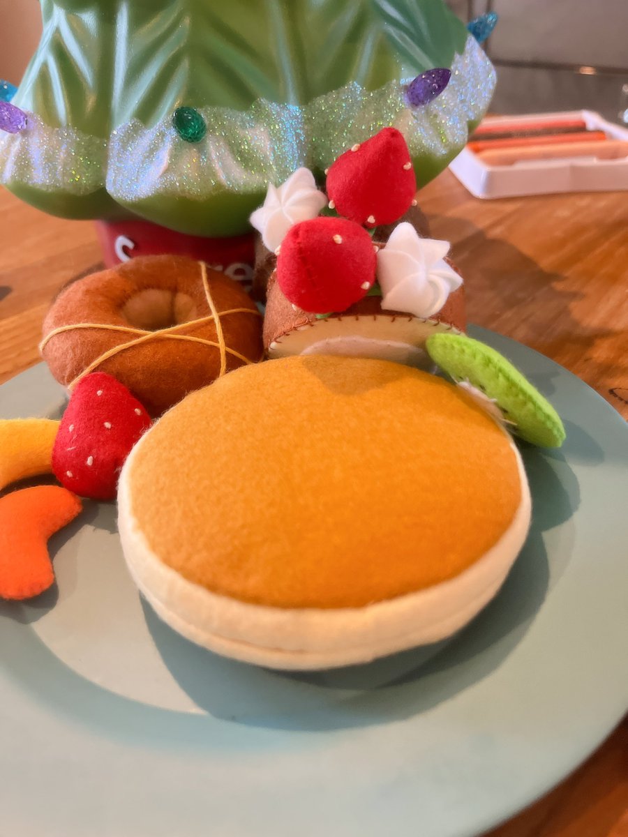 働き通しの12月。大晦日の夜は整える小休止。2025年もありがとうございました。走り切った1年、もどかしい1年、これから先やることが決まった1年でした。頭の中を整理して、さまざま滞っている作業を再開します。おやすみなさい。
よいお年をお迎えください。
2026年がよりよい年となりますように。