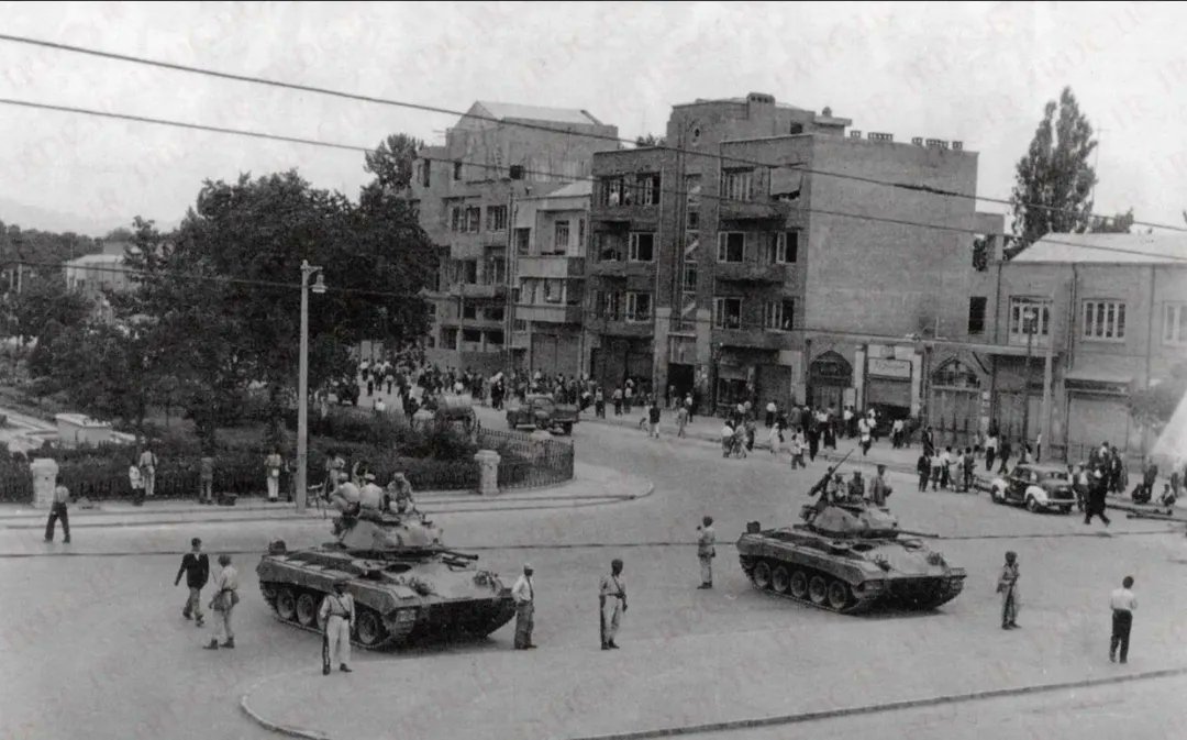 ZBrj41's tweet photo. تنهاحکومتی که برای سرکوب مردمِ معترض، چند بار از تانک استفاده کرد، رژیم پهلوی بود! 

میگن: شاه زود رفت چون نمی‌خواست مردم رو بکشه🤡 
شاه:👇🏻 https://t.co/E4tRZuacyK