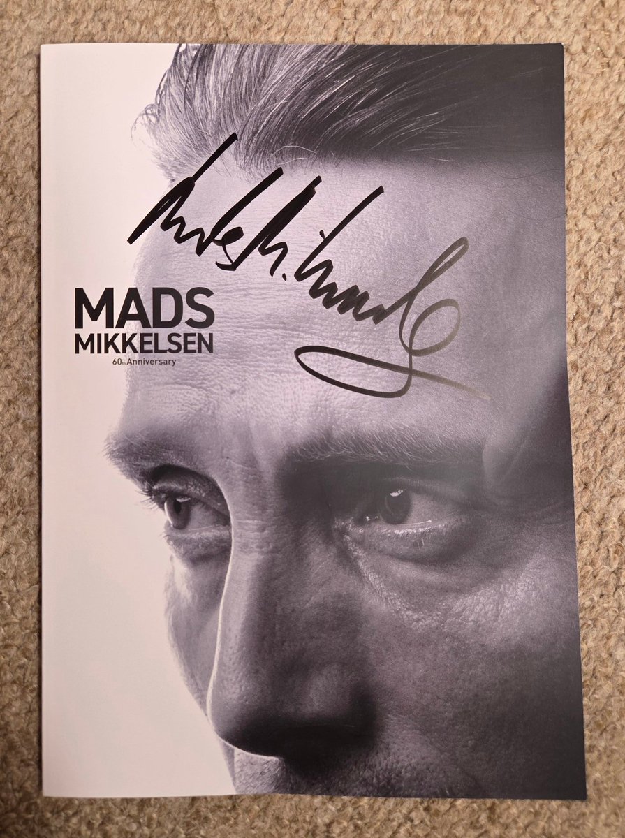 マッツ・ミケルセンさんサイン、サインの前にノリノリで歌われていたの