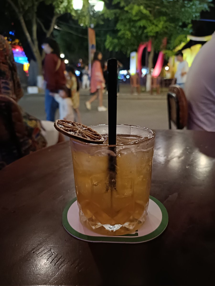 Fox eyeっていうメタルギアみたいな名前のカクテル飲んでる