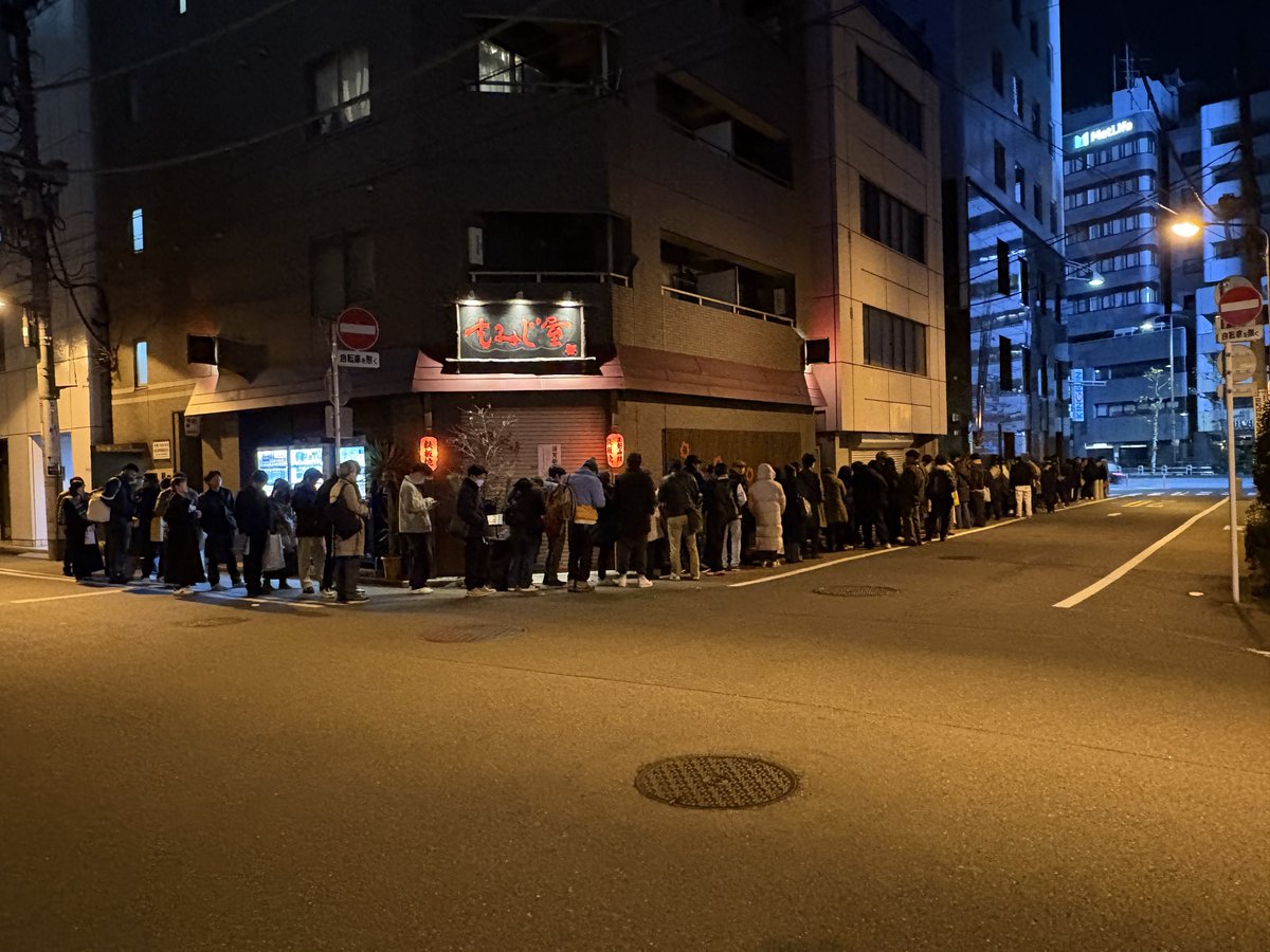 大晦日の勤務は以前は蕎麦が振る舞われてたから期待して出社すると何にも無い…年越し蕎麦はなんとしてても食べたいので休憩中に神田の名店へ。流石に混みすぎて無念、向かいのゆで太郎で腹ごしらえしてあと少しで仕事納め。皆さま、良いお年を