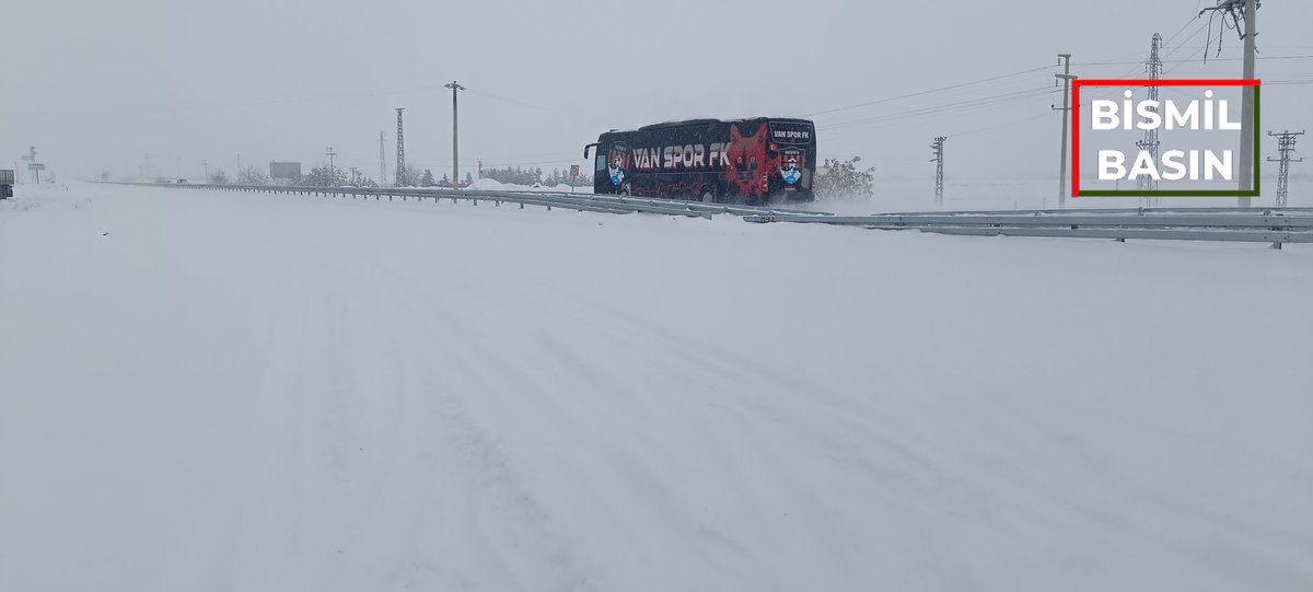 🚨❄️ BİSMİL–DİYARBAKIR YOLU FELÇ ❄️🚨
Yoğun kar yağışı nedeniyle yol karla kaplandı. 🌨️ Trafik yer yer durma noktasında, araçlar çok yavaş ilerliyor. 🚗🚙
Ekiplerin yol açma çalışmaları yetersiz kalıyor. ⚠️
Kar lastiği/zinciri olmayanlar yola çıkmasın.
📍Bismil/Diyarbakır