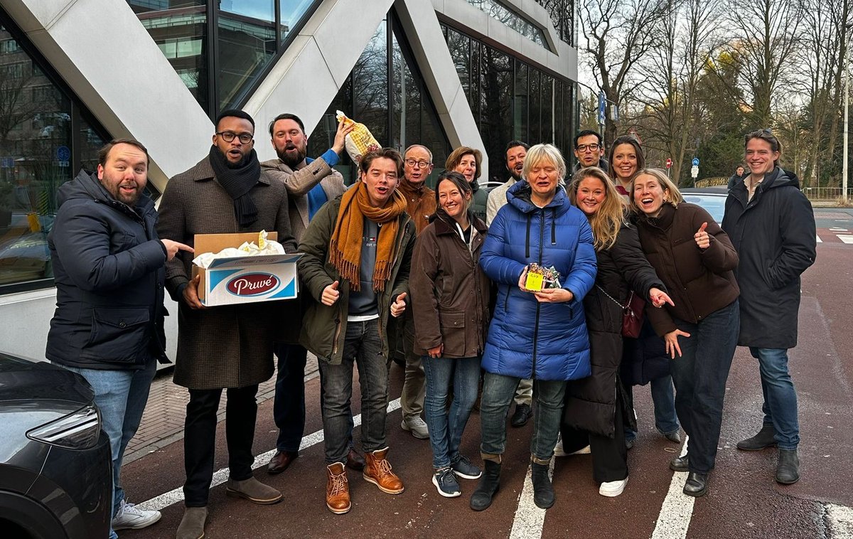 laevbb's tweet photo. Haagse Helden Bedankt!

Gisteren brachten we 700 oliebollen en persoonlijke kaartjes langs bij politie, brandweer, zorg en onze afvalhelden als teken van dank voor hun inzet voor Den Haag en alle Hagenaars.

Op naar een mooie jaarwisseling en 2026.

Wees lief voor hulpverleners! https://t.co/9xOW1HLhnh