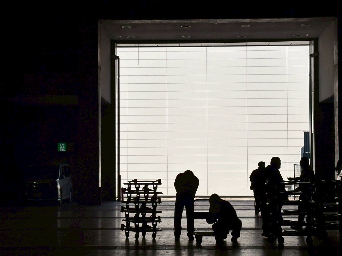 ⑭ 新しい表現は、意味の世界の外側、混沌の中から生まれます。かっちりルールを整備して秩序を守ることより、曖昧さを認め混沌を守ることの方が難しい。コミケットの本質的なチャレンジは、たいていそんな話のような気がします。