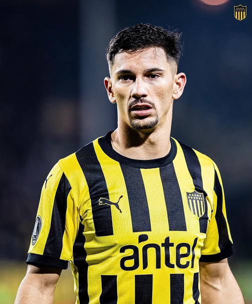 ValenFletcher's tweet image. En Tarawa, capital de Kiribati, son las 01:30 del 1 de enero de 2026. En ese país asiático, Maxi Silvera ya es jugador de Nacional.