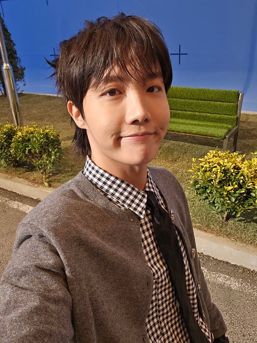 🌟💜 #JHOPE post de IG 💜 @BTS_twt Adiós 2025 💯👋🏻 + ⬇️