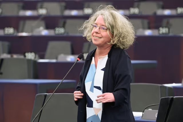 k_langensiepen's tweet photo. Man hält viele Reden im Plenarsaal oder im Ausschuss. Dafür kriegst du Applaus. Kriegst du kritische Fragen. So ist das Abgeordneten Leben.
Die meiste Kritik kriege ich aber wegen meiner Haare. Bin stolz darauf mache 2026 so weiter #Haare #Neujahr2026 https://t.co/bVZ0OMkfbT