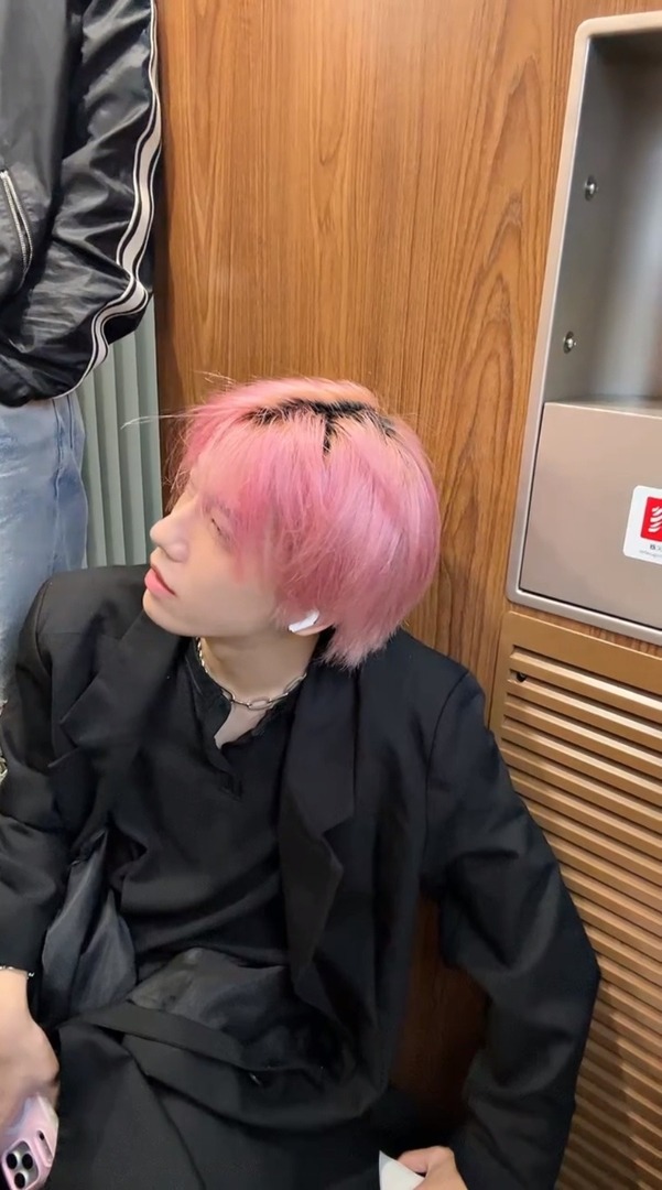 MODYSSEYFESS's tweet image. •mds• kan skrg udh jadi satu grup. Kita pasti support semua member kan. Please bgt bantu banyakin komen positif ke zihao. Sedih ngeliat anak seceria itu, se super talented itu jadi down cuma gara gara komen jahat ttg visual