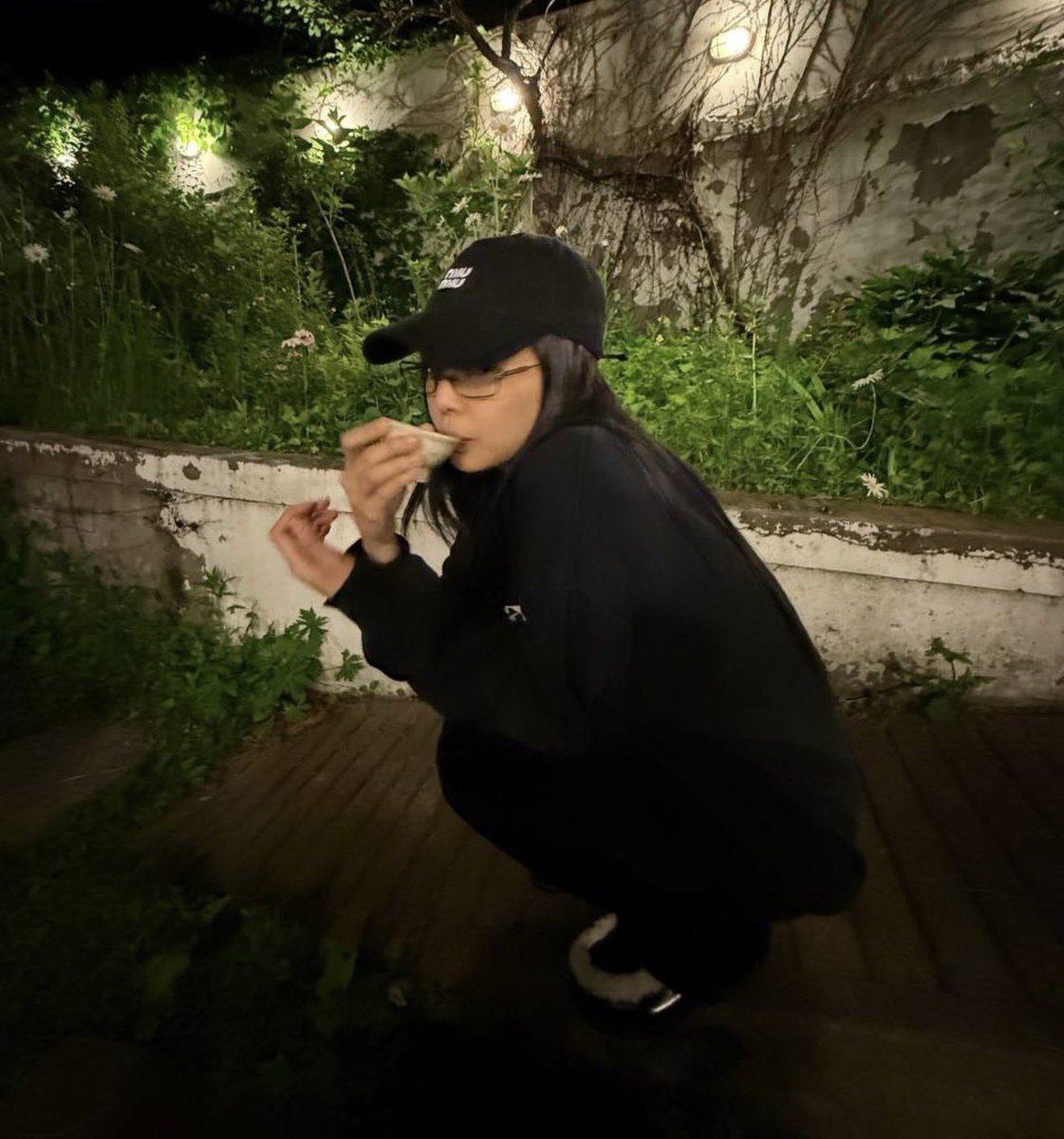 Jendukiemndu's tweet image. jennie wearing glasses has me in a chokehold