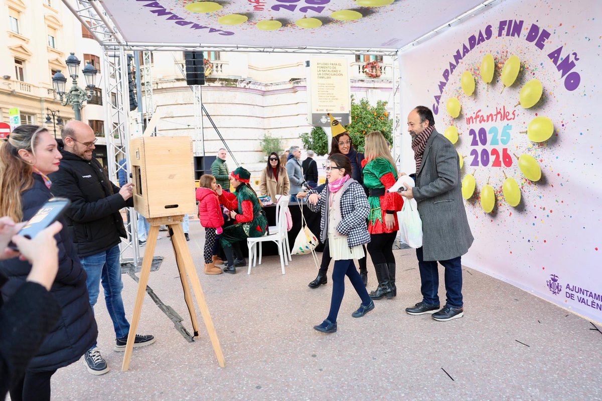 MncGCS's tweet image. 🍇Esta mañana hemos dado la bienvenida al año nuevo con un espectáculo infantil que ha llenado hasta arriba la Plaza del Ayuntamiento.

Pintacaras, globoflexia, actividades y la actuación de Gisela, junto a los niños y familias, han dicho ¡Hola, 2026!