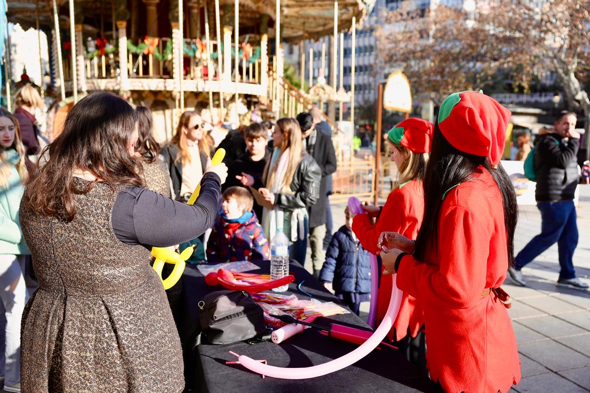 MncGCS's tweet image. 🍇Esta mañana hemos dado la bienvenida al año nuevo con un espectáculo infantil que ha llenado hasta arriba la Plaza del Ayuntamiento.

Pintacaras, globoflexia, actividades y la actuación de Gisela, junto a los niños y familias, han dicho ¡Hola, 2026!