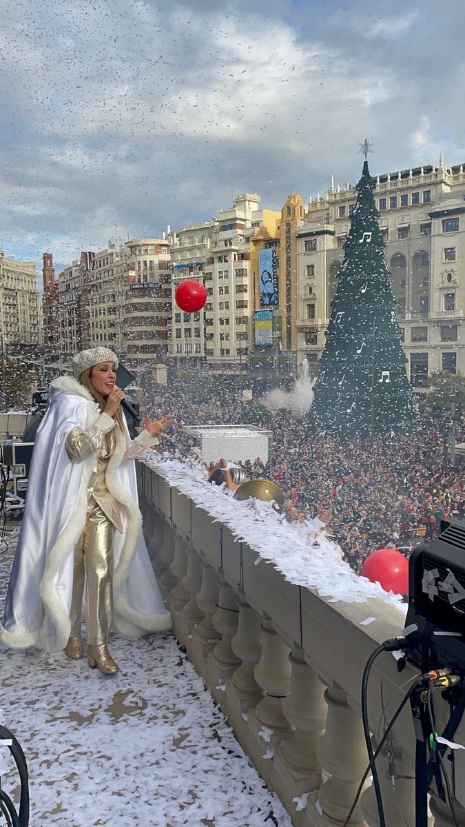 MncGCS's tweet image. 🍇Esta mañana hemos dado la bienvenida al año nuevo con un espectáculo infantil que ha llenado hasta arriba la Plaza del Ayuntamiento.

Pintacaras, globoflexia, actividades y la actuación de Gisela, junto a los niños y familias, han dicho ¡Hola, 2026!