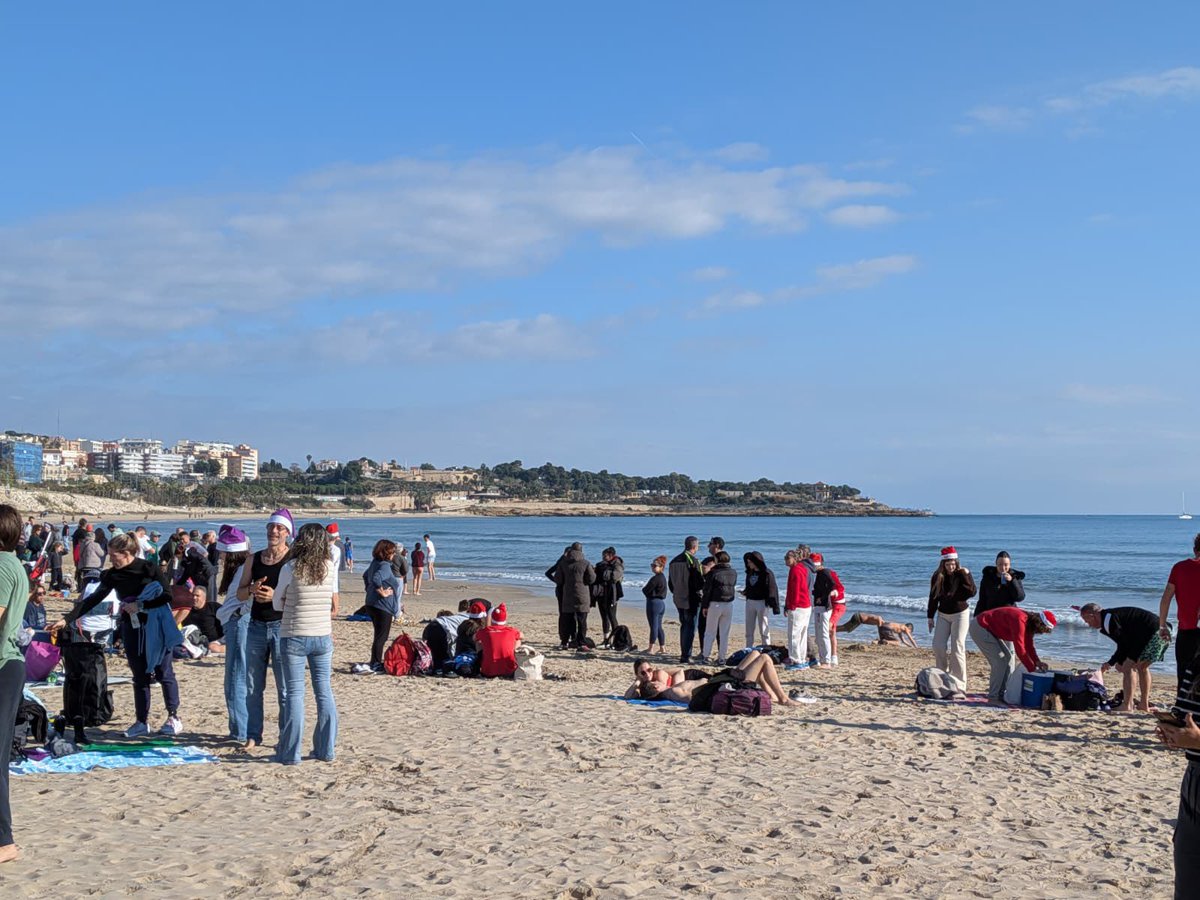 esquerratgn's tweet image. Tanquem el 2025 amb el bany de Sant Silvestre, que enguany ha arribat a la seva 40a edició.

👏 Enhorabona a les veïnes i veïns del barri del Port per la vostra empenta i implicació durant tants anys en aquesta tradicional jornada a la platja del Miracle.