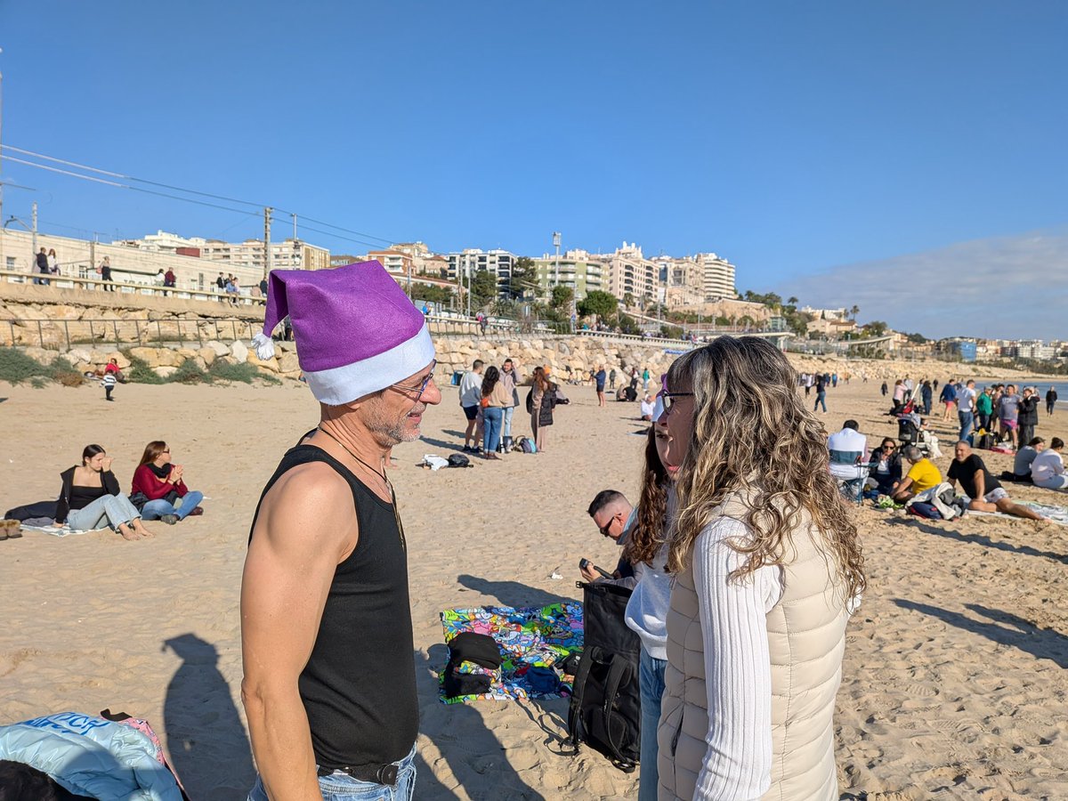 esquerratgn's tweet image. Tanquem el 2025 amb el bany de Sant Silvestre, que enguany ha arribat a la seva 40a edició.

👏 Enhorabona a les veïnes i veïns del barri del Port per la vostra empenta i implicació durant tants anys en aquesta tradicional jornada a la platja del Miracle.