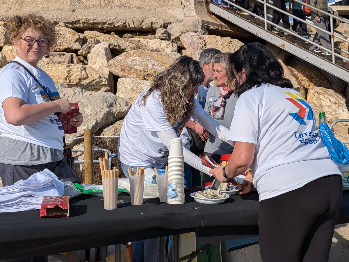 esquerratgn's tweet image. Tanquem el 2025 amb el bany de Sant Silvestre, que enguany ha arribat a la seva 40a edició.

👏 Enhorabona a les veïnes i veïns del barri del Port per la vostra empenta i implicació durant tants anys en aquesta tradicional jornada a la platja del Miracle.