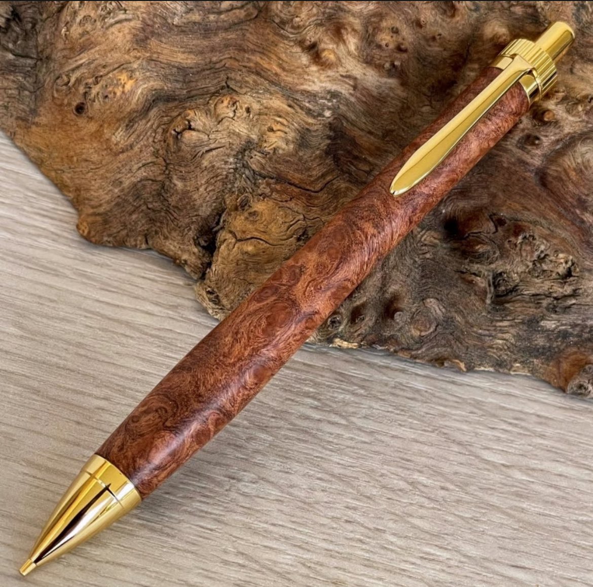 特上 ローズウッド瘤 (Rosewood burl) 紫檀瘤 / UMA 木軸シャープペンシル/ゴールド金具 ・一点もの！512065) 

2025年ラスト掲載です
皆様是非ご覧ください😊
2026年も頑張ります💪
どうぞ宜しくお願い致します🙇🏻‍♂️

mukuya.stores.jp/items/6955224d…

#MUKU屋 #木軸ペン #ローズウッド #瘤杢