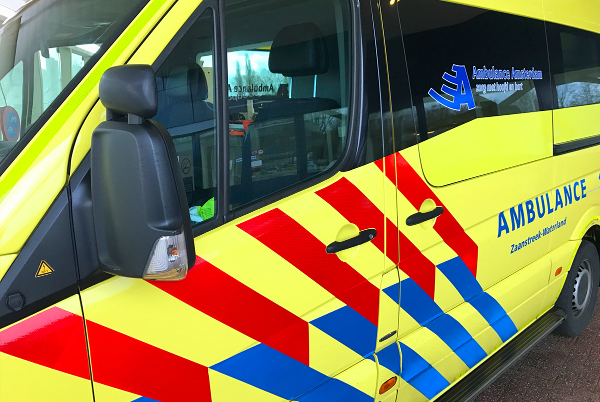 Automobilist botst tegen geparkeerde auto in Landsmeer: één gewonde