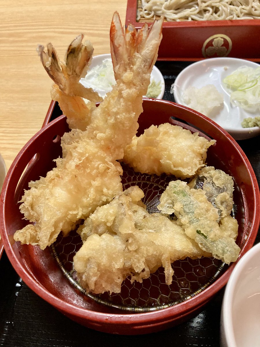 tecchan0330's tweet photo. @kandasarashina 今年の年越し蕎麦は、以前から一度来てみたかった神田錦町更科さん。注文したのは海老天せいろの2枚盛り。大変美味しゅうございました。
今度は普通の日にゆっくり来たくなりました。#年越しそば　#神田の蕎麦　#神田錦町更科 https://t.co/6t55Fq4eQm