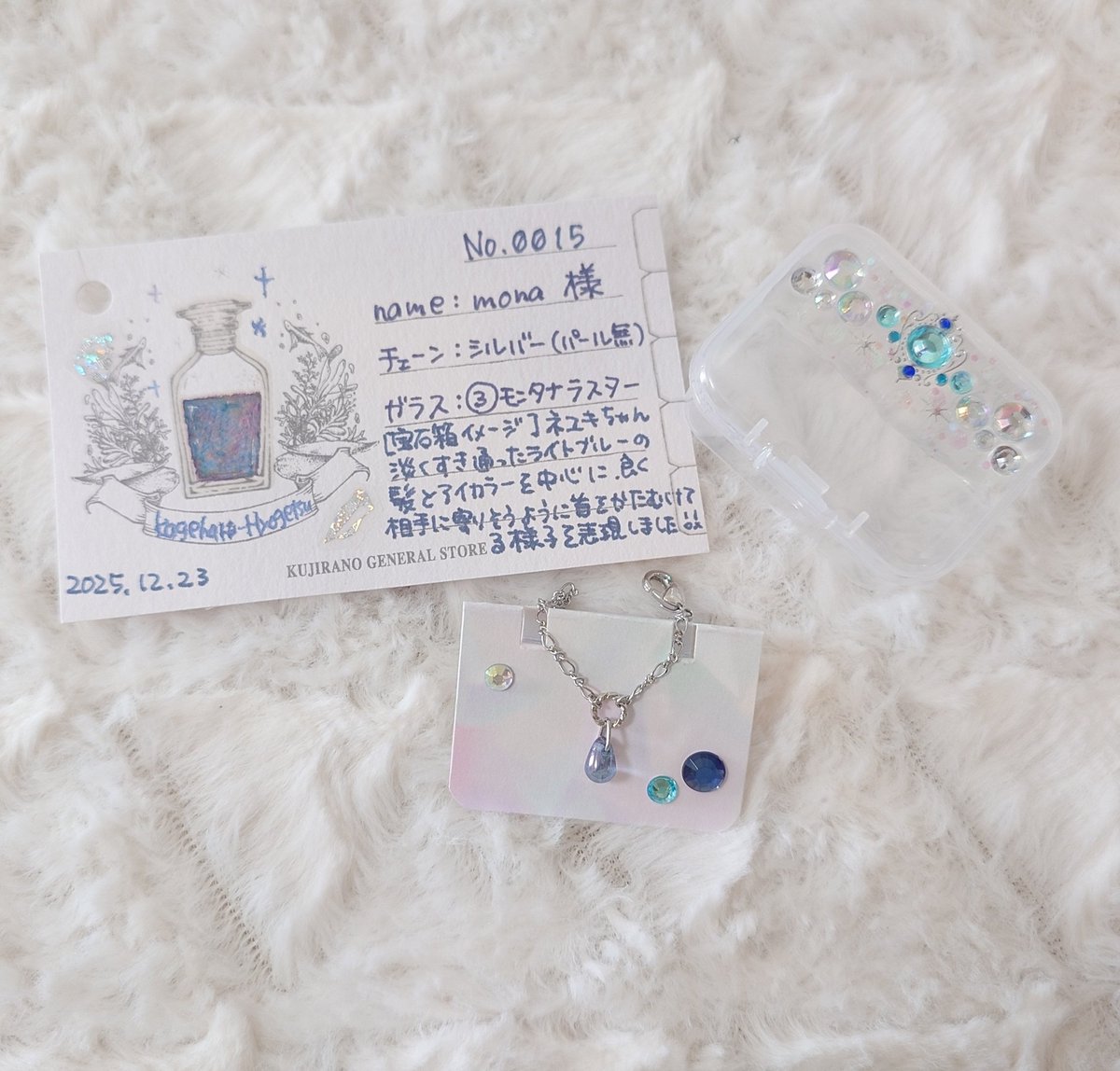 カオルさんに、オーダーネックレス&amp;ネユキのイメージで宝箱を作っていただきました🙌
これが！本当に美しいガラストップで光やベースの服によっていろんなお顔を見せてくれるんですよ〜😳❣️
宝箱も美しく、ジェムもホログラムも素敵✨️特徴捉えた似顔絵もめちゃ嬉しいかったです🫶🥺🫶
<a href="/Black_096_/">カオル</a>