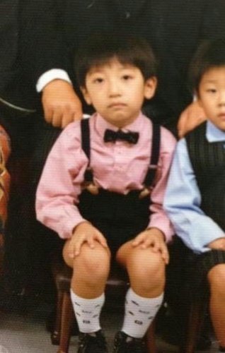 himawaryo's tweet photo. 皆様！
今年も本当に、本っ当にお世話になりました。
毎年毎年喜びや辛さの濃度が更新されてその起伏にぐちゃぐちゃにされてしまいそうですが、今年も皆が飛んできた僕をキャッチしてくれたおかげで元気に生きています。
せっかくの人生良い時間にしよう。
来年もよろしくお願い致します！ありがとう！ https://t.co/giTU5LvXmY