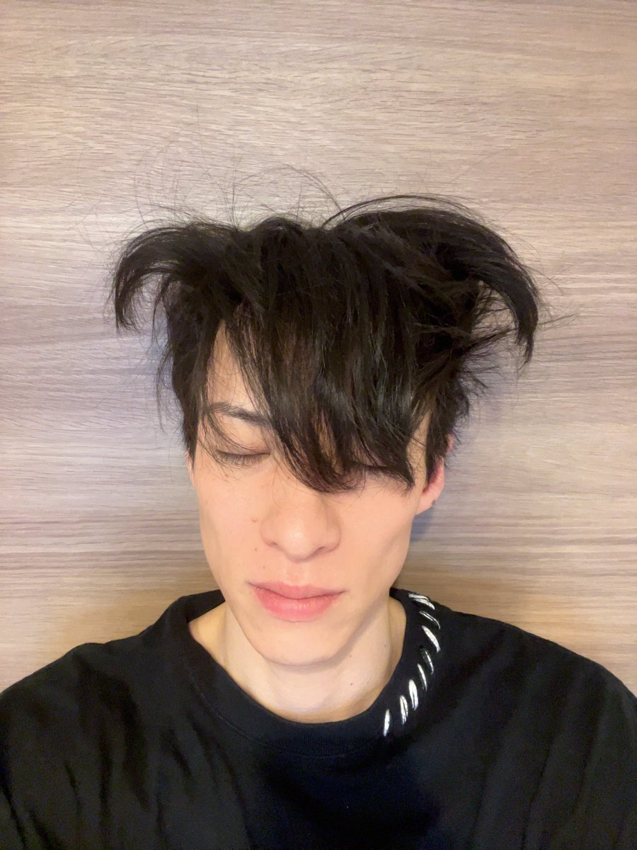 年の瀬に皆様への感謝を込めた2025年の写真をアルバムから探していたのですが、なんかカッコつけた自分は違うなと思い。
この写真の様に表現者として2026年も羽ばたいていきたいと思います。

頭に翼が生えたのか、ツノが生えたのかは私でも分かりませんが。

来年も羽ばたいていきます。