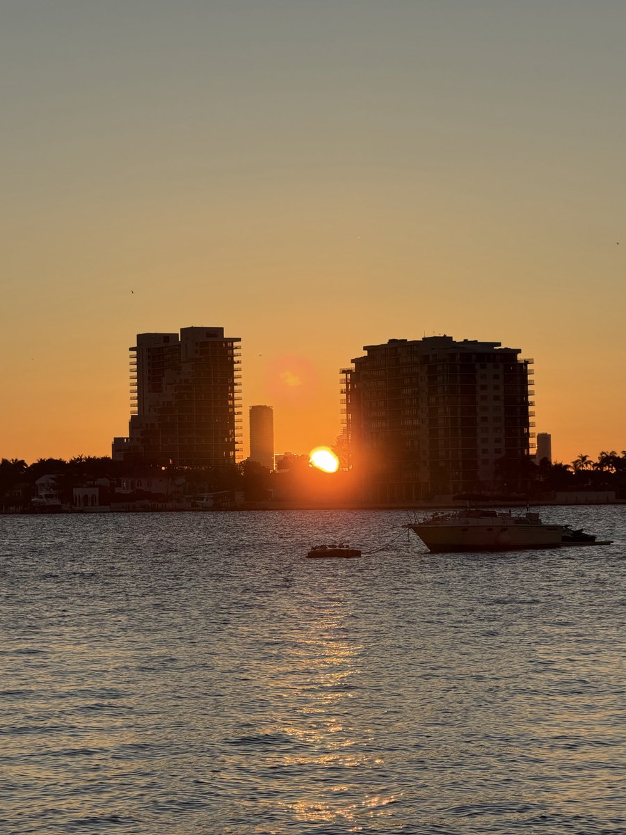 slavo3dev's tweet photo. Watching the last sunrise of 2025.
No hype. No noise. Just honesty.

I commit to three things in Experiment 2026:

• 111kg → 90kg
• Code every day (minimum 1 hour, AI engineering mastery)
• Build an online business

This year I combine two philosophies:

Samurai — self-mastery, patience, precision, daily practice when no one is watching.
Spartan — discipline, endurance, execution every day, no excuses.

Samurai sets the code.
Spartan executes it.

No motivation.
No shortcuts.
Just daily action, weekly reflection, long-term results.

#100DaysOfCode #challenge #FitnessMotivation