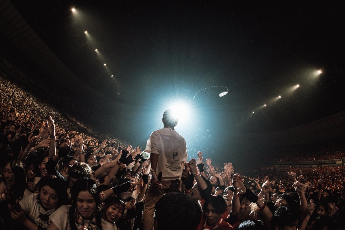 2025年UVERworldが手にしたもの。

自信・絆・強さ・期待・目標・一丸となること・正しい選択
これらすべてはcrewと音を共有し、共鳴する中で得たもの。

あなたたちが其処にいてくれたから現在が在って。
あなたたちが歌ってくれるから未来が在る。

2026年