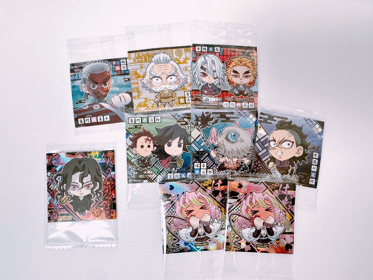 手元にあった残り9個を開封🔥1個目に無惨出て、お！って思ってたら2個目に蜜璃ちゃんきてあれ？ってなってどんどん開けたら2枚以外全部持ってるやつ😭蜜璃ちゃん3枚目だよ…蜜璃ちゃんのガードがきつい伊黒が来ない😭他の欲しいのも全然来ない😭全34種なのに12種😭今年最後のランダムに泣いてる😭