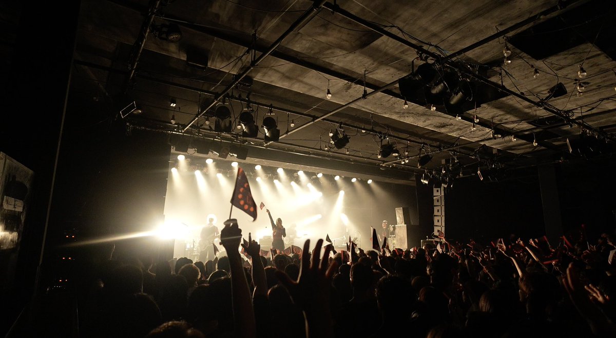 co_shu_mikun's tweet photo. 今年は新レーベルRVRNCを立ち上げ、Cö shu Nie再始動一曲目に相応しいプログレロック曲「I am the light」もリリースできた🕯️みんなのおかげで突き進めます 本当にありがとう🖤

来年ももっと研ぎ澄まして、自分の中にあるまだ形になっていないものを音楽にしていきます💋これからもよろしくね🌹 https://t.co/qqZoLOrlz2