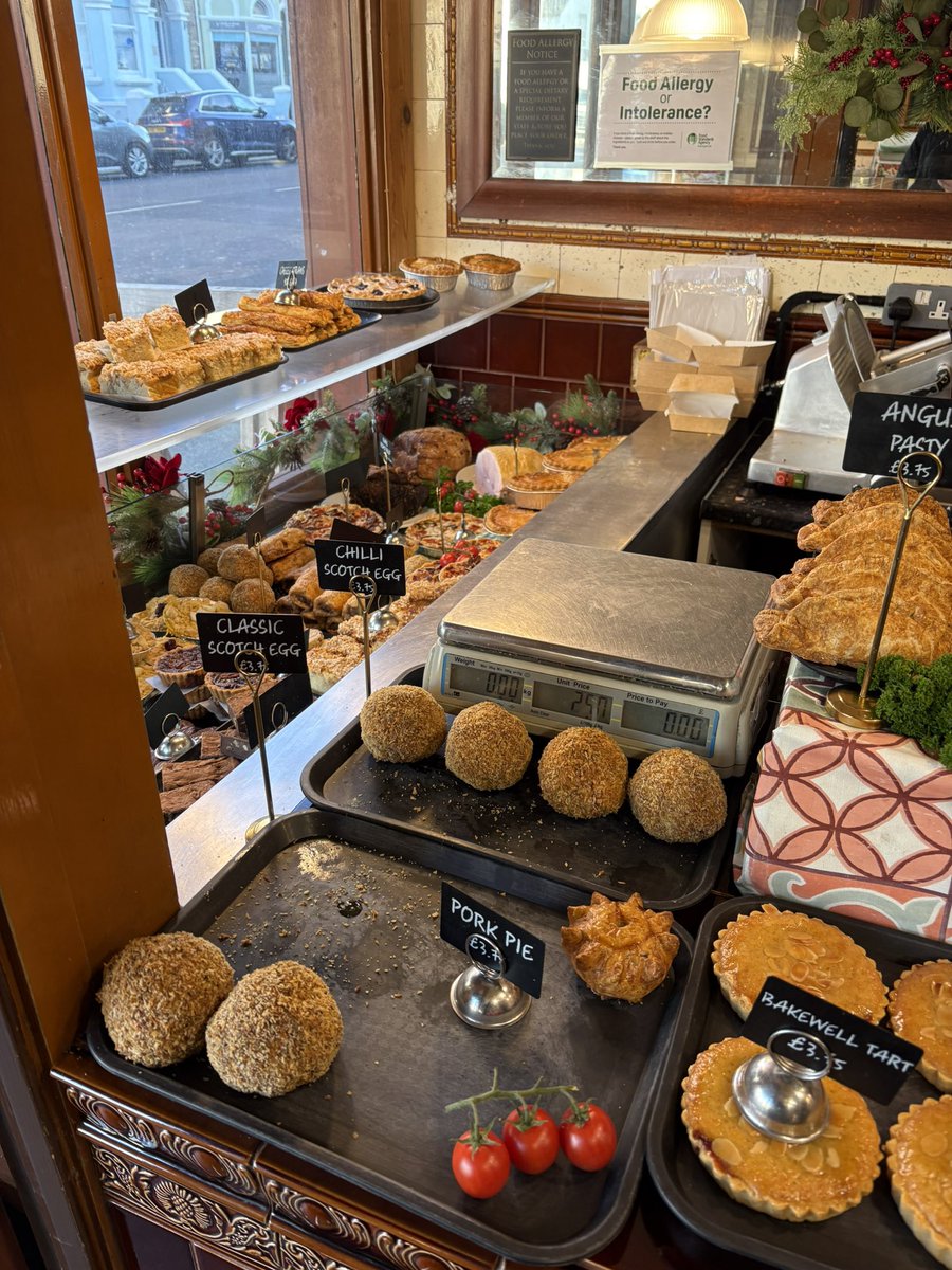 _evija's tweet image. Labākais lēmums, ko es dzīvē esmu pieņēmusi, bija 2017.gadā pārvākties uz Braitonu. Šorīt pamodāmies ar salu uz zemes, bet saule spīd tāpat. Aizgāju uz mīļāko deli iepirkt gardumus, pēc tam paņēmu kafiju līdzņemšanai no mīļākās kafijas vietas un pasildīju seju saulē. Mājas.