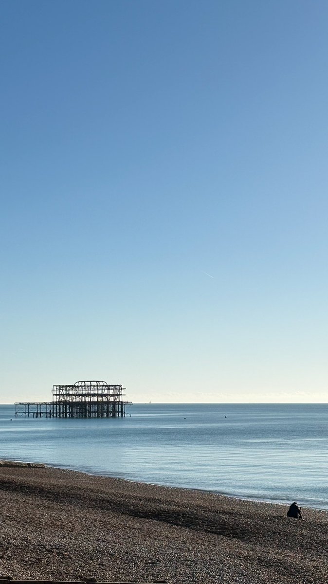 _evija's tweet image. Labākais lēmums, ko es dzīvē esmu pieņēmusi, bija 2017.gadā pārvākties uz Braitonu. Šorīt pamodāmies ar salu uz zemes, bet saule spīd tāpat. Aizgāju uz mīļāko deli iepirkt gardumus, pēc tam paņēmu kafiju līdzņemšanai no mīļākās kafijas vietas un pasildīju seju saulē. Mājas.