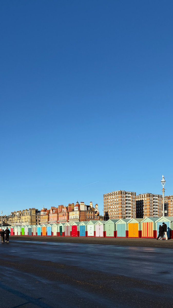 _evija's tweet image. Labākais lēmums, ko es dzīvē esmu pieņēmusi, bija 2017.gadā pārvākties uz Braitonu. Šorīt pamodāmies ar salu uz zemes, bet saule spīd tāpat. Aizgāju uz mīļāko deli iepirkt gardumus, pēc tam paņēmu kafiju līdzņemšanai no mīļākās kafijas vietas un pasildīju seju saulē. Mājas.