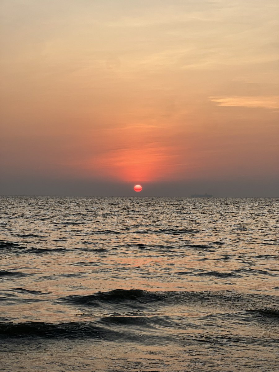 ปีนี้มีการเปลี่ยนแปลงหลายๆอย่าง หรืออย่างน้อยก็เรียกว่ามีแรงกระตุ้นบางอย่างเกิดขึ้น ซึ่งจริงๆเกิดขึ้นทุกปี ไม่แน่ใจว่าโตขึ้นเวลามันเลยผ่านไปเร็วขึ้นรึเปล่า แต่ปีนี้ได้มีเวลาหยุดพักและมองโลกในมุมใหม่ๆ ขอบคุณทุกคนที่เข้ามาและจากไป ทำให้เราได้เห็นถึงคุณค่าของปัจจุบัน