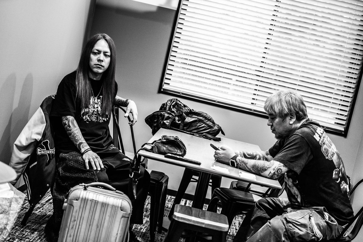 12月31日
今日でUZMKからドラムDuttchさんが脱退です
プレイでたくさんしごかれて空き時間のご飯や飲みでは違う一面も見れたりしました
何よりこんなに背中に頼りになる人はいないです。ライブ中のアイコンタクトが次の爆発への合図
本当にありがとうございました
僕もまだまだ大きくなります！