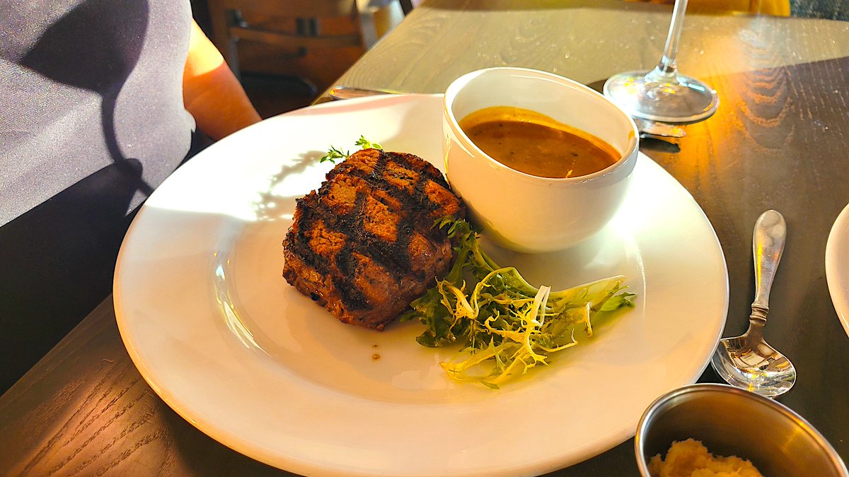 RoadTips's tweet image. The moon, planets and stars aligned for this fabulous meal at a wonderful lakeside supper club in Northern Minnesota.  If there were such a thing as a perfect meal and dining experience, this would be the closest - The Fireside in Detroit Lakes, MN
roadtips.blog/2025/12/31/the…