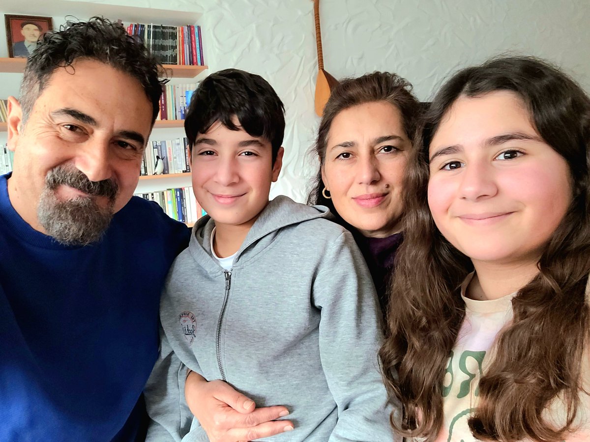 Kar û barê na dîna nêqedîno,
Zerrê keşî xo ra meverdê !

Serra newîye xêr û bimbarek bo,
Homete rê haştîye, 
zav û zeçê ma rê canweşîye bîyaro.

Sersala we pîroz be / Frohes neues Jahr / Yeni yılınız kutlu olsun 

#2026