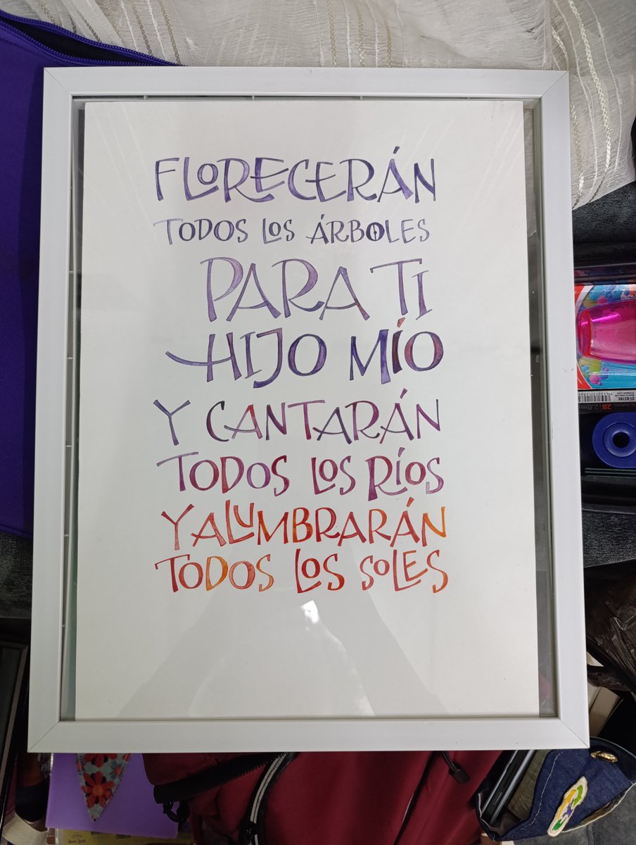 A mediados de este año mi hijo salió a pasear a sus perros y una bala perdida le atravesó la pierna, la violencia en Medellín casi me mata a mi pelaíto, así que mi foto del año es este cuadro que le hice para celebrar que está vivo. 
Feliz año para los amigos que me lo cuidaron.