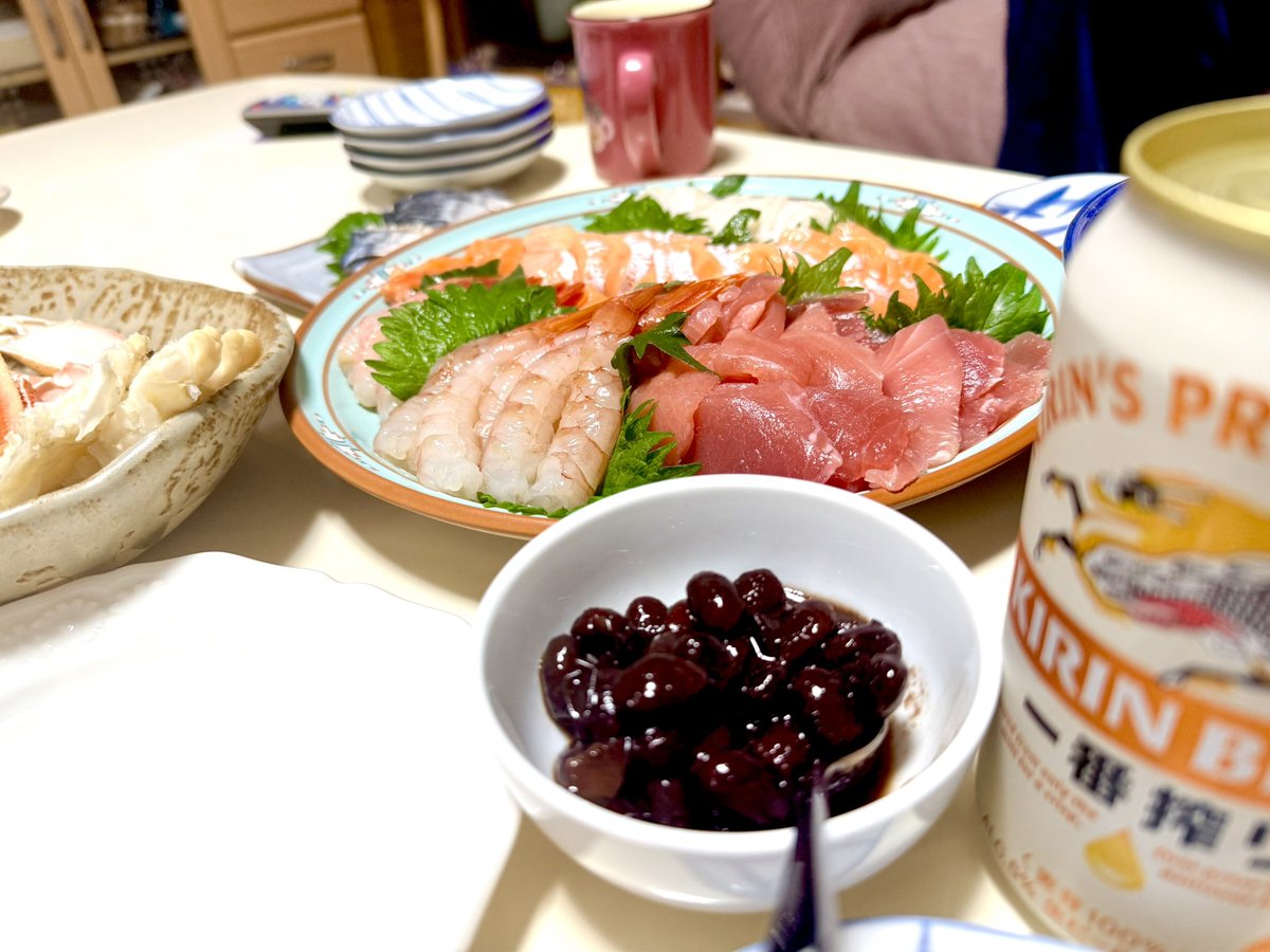 手巻き寿司とカニ🦀でした~
普段全く飲まないけど、年越しくらいはとビールを飲んだら、左目だけめっちゃ浮腫んで目開けるのしんどい🫩
合唱を通じて出会えた方々が多い一年でした。私は生まれてからずっと環境と人に恵まれているのです。いい方達に出会えて嬉しいです。
良いお年をお迎えください🐴