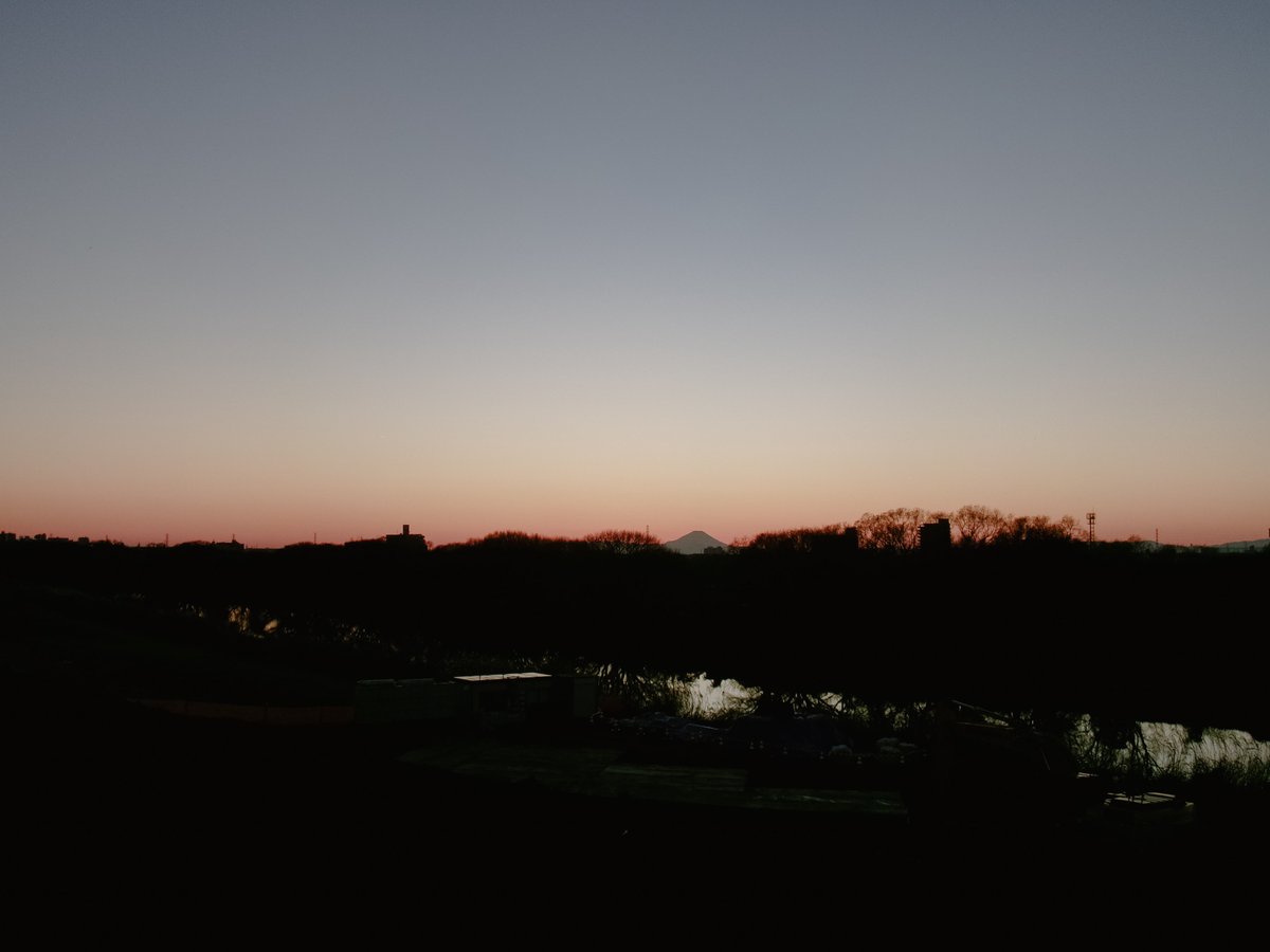 alibi5753's tweet image. #Kodakfz55 で夕暮れ時の江戸川

冬の夕暮れに富士山を見るのが好きなんです
来年も沢山きれいな景色が見たいですね

皆様今年1年ありがとうございました

さて、蕎麦食おう！

#fz55
#コンデジ