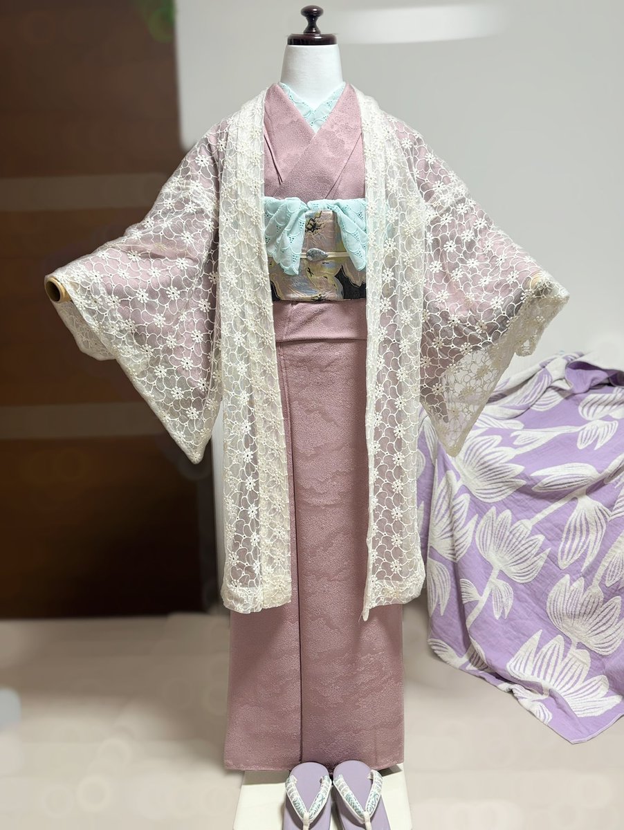 集中コーディネート○4日目
着物→色無地
帯→MIKI SAKURA
半衿・帯揚→tsubakian
帯締→KIMONO MODERN
帯留→kimito
ショール→KIMONO MODERN
草履→大塚呉服店

ちょっとした食事会へのコーデに良いじゃんと思ったけど、よく考えたらそんな会行ったことなかった