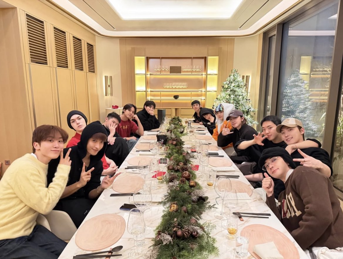 hannieisa_'s tweet photo. it was a tough year, but at least we got an ot13 photo 🥹💎 https://t.co/zpI4fkN5Ss
