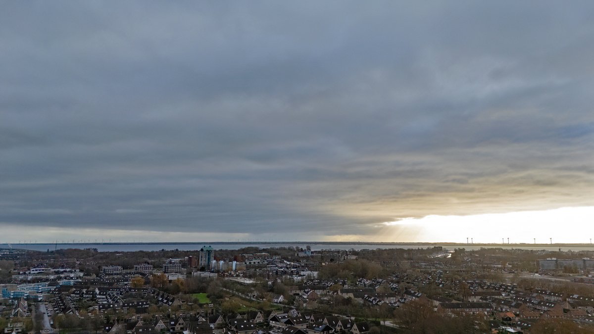 Opklaringen zijn onderweg, iedereen een fijne jaarwisseling 🎉 #weerfoto #Hellevoetsluis <a href="/EilandVoorne/">voorne aan zee</a> <a href="/KikiBo21937/">Monique Bormans</a> <a href="/johan_klos/">Johan Klos</a> <a href="/BasMunne/">BasMunne</a> <a href="/MRTfotografie/">Marianne Rouwendal🌿</a> <a href="/WNLVandaag/">WNL Vandaag</a> <a href="/EdAldus/">Ed Aldus</a> <a href="/BuienRadarNL/">Buienradar</a> <a href="/janvissersweer/">JAN VISSER</a> <a href="/weerverteller/">Weerverteller.nl</a> @weerplaza