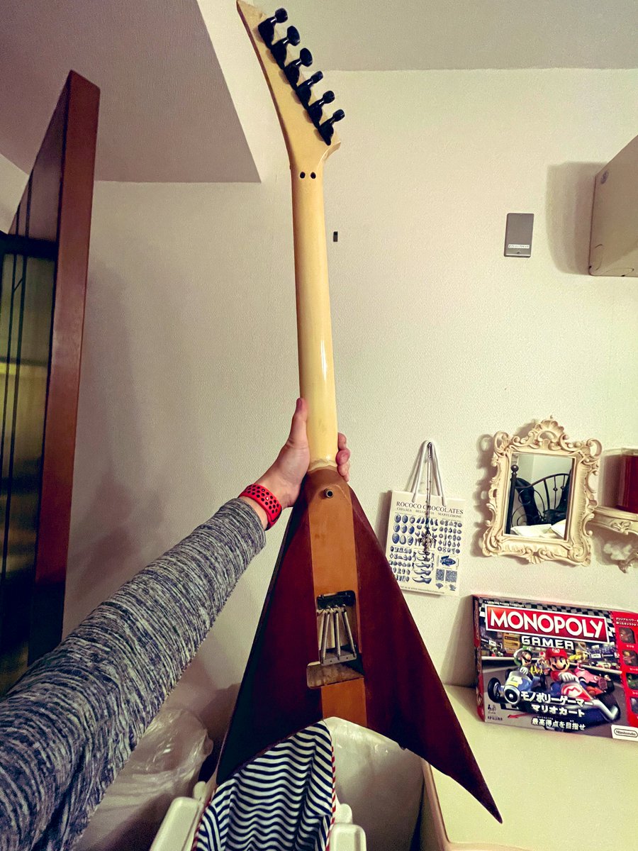 ギター tsucchie このVは30年程前に先輩から譲り受けたギター。おそらく「Fernandes JS