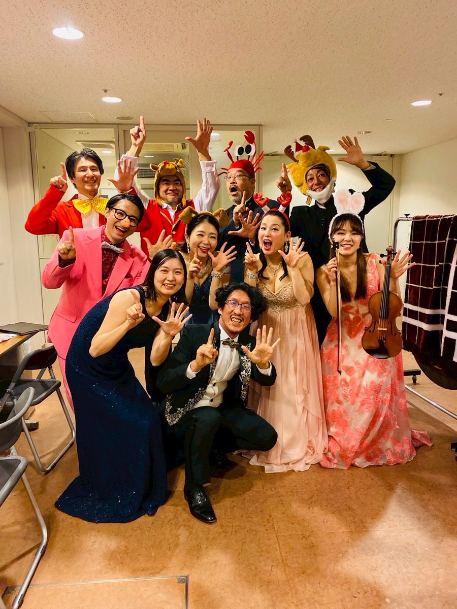 catou_u's tweet photo. ABN15周年！！15年前は30才、ソロだけでずっと集客をし続けることに疑問を感じ、それなら素敵な仲間を集めてみんなで盛り上げて小ホールをいっぱいにしたらええやん！と思ったのがきっかけで始めました。メンバーと共に私も少しずつ成長させて頂いております。皆様良いお年を〜♫ https://t.co/TbCpPY55nn