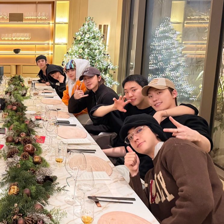 flamehanie's tweet image. LITERALLY JEONGHAN AND HIS BRIGHT COLOR AGAINST THE WORLD ㅋㅋㅋ  ORANGE BB!!!! 

🖤🖤🧡🖤🖤🖤🤎