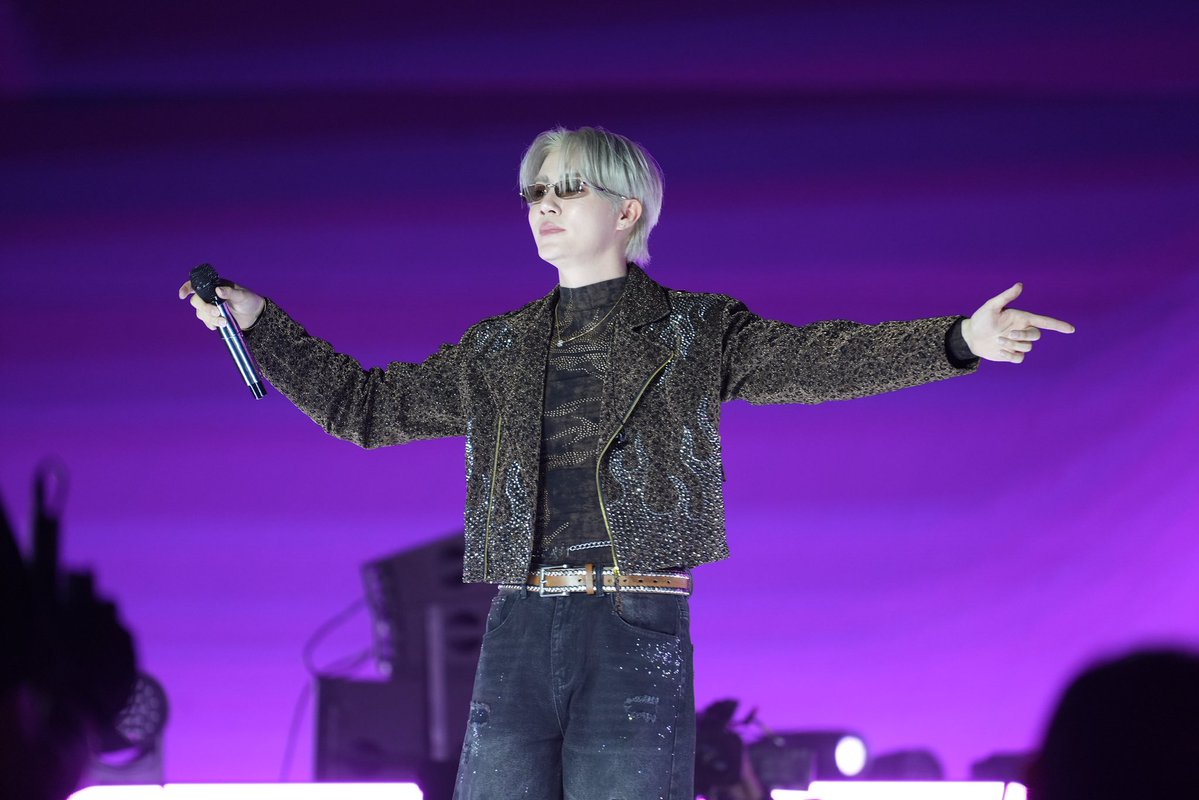 iconsiam's tweet image. ให้ค่ำคืนนี้เต็มไปด้วยความรัก 

ซี-นุนิวบนเวทีเคานต์ดาวน์ที่ไอคอนสยามวันนี้มีแต่ความสุขเปี่ยมล้นไปตลอดทั้งการแสดง จนเรียกได้ว่าท้องฟ้าที่มืดไปแล้วแทบจะกลับมาสว่างอีกครั้งด้วยแสงสะท้อนวิบวับในดวงตาของทั้งคู่ 💝 

ZEENUNEW COUNTDOWN ICONSIAM 
#ZEENUNEWxICONSIAM…