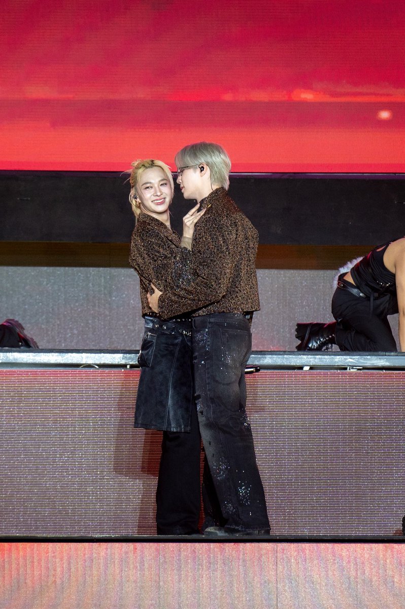 iconsiam's tweet image. ให้ค่ำคืนนี้เต็มไปด้วยความรัก 

ซี-นุนิวบนเวทีเคานต์ดาวน์ที่ไอคอนสยามวันนี้มีแต่ความสุขเปี่ยมล้นไปตลอดทั้งการแสดง จนเรียกได้ว่าท้องฟ้าที่มืดไปแล้วแทบจะกลับมาสว่างอีกครั้งด้วยแสงสะท้อนวิบวับในดวงตาของทั้งคู่ 💝 

ZEENUNEW COUNTDOWN ICONSIAM 
#ZEENUNEWxICONSIAM…